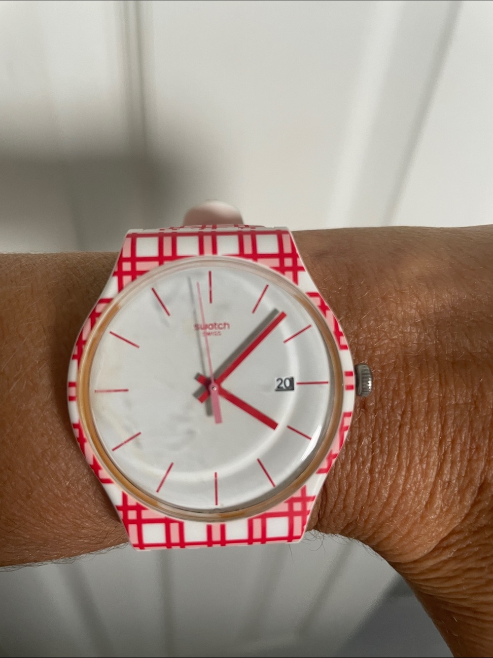 🇨🇭REDUCED - Swatch Red and White Gingham Watch